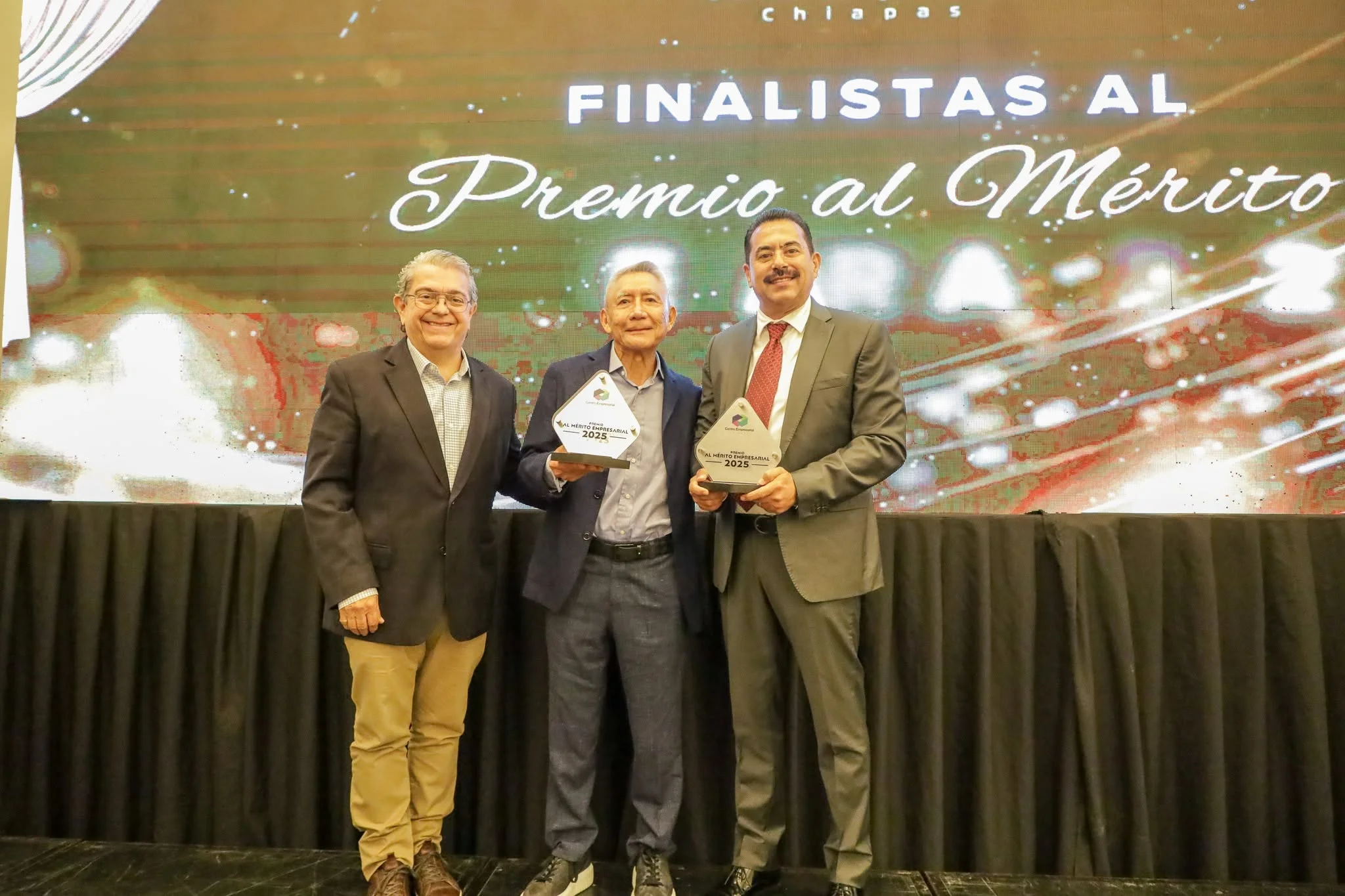 Finalistas con su reconocimiento
