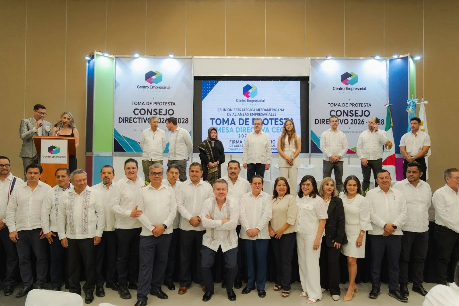Mesa directiva en la firma del convenio